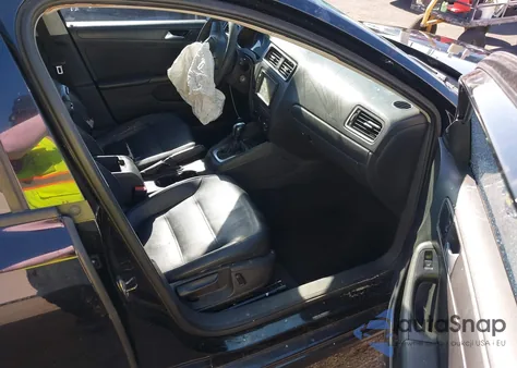 2014 Volkswagen Jetta 1.8T Se z USA, uszkodzony, nr VIN 3VWD17AJ6EM424749